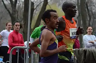 Kirui (rechts) op weg naar de eindoverwinning bij de halve marathon van New York