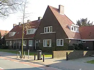 Westelijke woningreeks met poort
