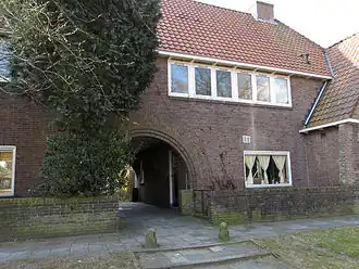 Poortgebouw met woningen en winkels