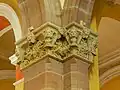Reliëfs aangebracht op bovenaan de zuilen van het middenschip.