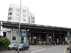 De ingang aan het stationsplein