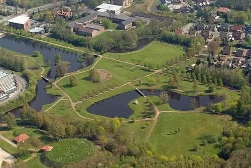 Stadspark ten zuiden van de werf en ten westen van het centrum