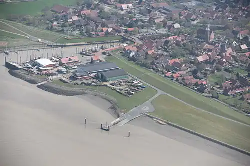 Ditzum met haven en Bültjer-werf (links)