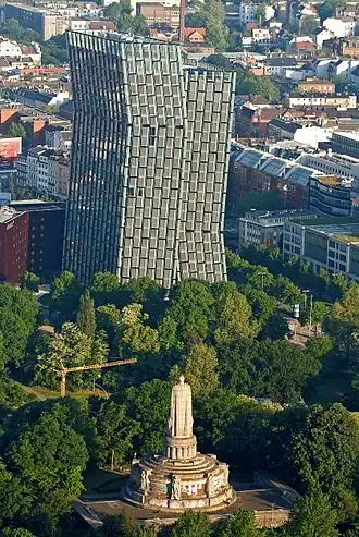 De Tanzende Türme vanuit het oosten met daarvoor in het Alte Elbpark het rugaanzicht van het Bismarck-Denkmal