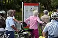 Deelnemers aan een fietstocht bezoeken het voormalige kamp (2013)