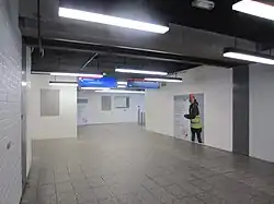 Een van de schuifdeuren waarmee het metrostation hermetisch kon worden afgesloten en waarmee de stationshal onderdeel van de schuilkelder werd.