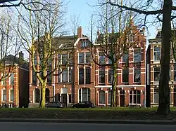 Het pand Radesingel 25 (rechts) in Groningen, Nijhuis' rond 1900 naar eigen ontwerp gebouwde woning annex kantoor (2013)