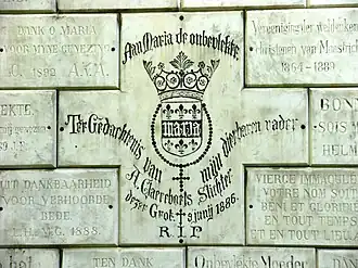 Kruisvormige gedenktegel A. Claereboets en ex voto's