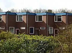Een bijzondere vorm van Rijtjeshuizen zijn de Zaagtandwoningen uit 1958 in 'BlueBanddorp' in de tuinstad Slotervaart.