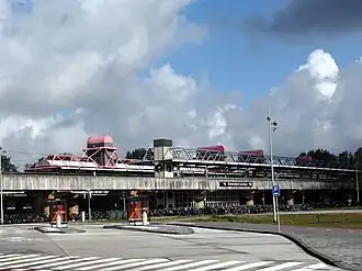 Cornelis Lelyplein met bushaltes en station