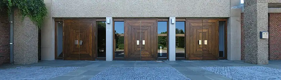 De ingang van de grote aula (2013)