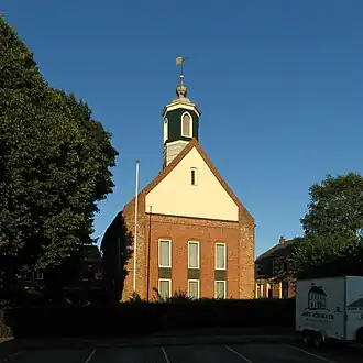 De westgevel van de kerk in 2013