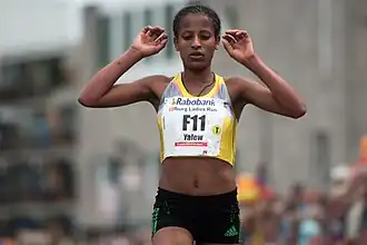 Genet Yalew op weg naar een derde plek bij de Tilburg Ten Miles (2013)