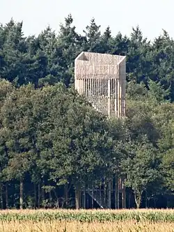 Uitkijktoren de Stokte in het Vechtdal nabij Dalfsen gezien vanaf de dijk bij de Watersteeg bij Hessum