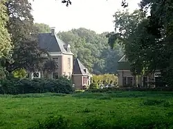 Links beide bouwdelen van Soeslo, rechts het koetshuis