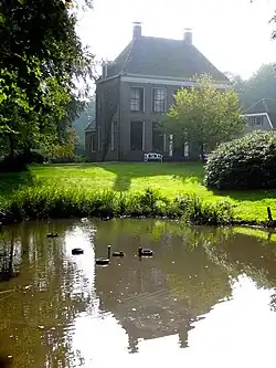 Soeslo met tuin en vijver