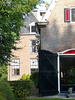 Soeslo (linksachter) met het koetshuis (rechtsvoor)