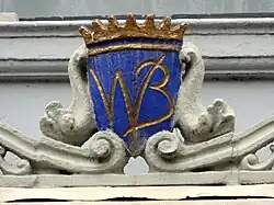 De initialen WB (Van der Want/Barras) op het pand aan de Oosthaven 37, waar Regina gevestigd was