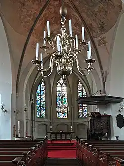 Zicht op het koor met de gebrandschilderde ramen door Kees Andrea