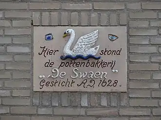Gevelsteen ter herinnering aan De Swaen (hoek Oosthaven/Lange Noodgodsstraat)