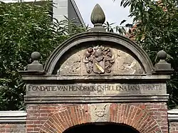 Poortje van het door de echtgenote van Verzijl, Helena 't Hart, gestichte hofje