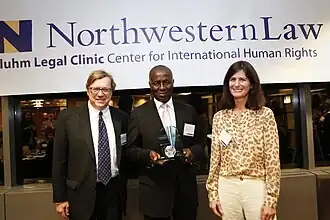 Moseneke (midden) met de aan hem uitgereikte Global Jurist Award (16 oktober 2013).