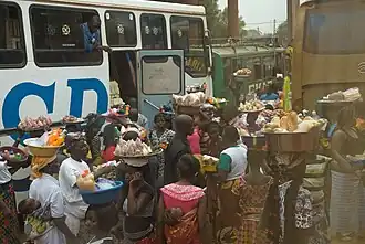Verkopers van etenswaren op het bussation (februari 2014)