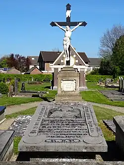 Begraafplaats met kruisbeeld, priestergraven en Mariakapel