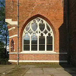 Venster in de westelijke muur van de kapel aan de noordzijde van de kerk (2014). De kapel werd rond 1500 tegen het koor aangebouwd.[6]