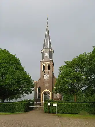 De voorzijde van de kerk in 2014
