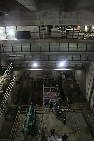 De parkeergarage tussen maaiveld en metroperron, gezien vanaf de toekomstige zuidelijke entree van het station, mei 2014.