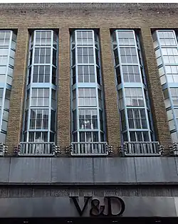 Detail monumentale raampartij