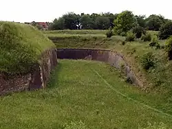 Droge gracht in de keel van de couvreface