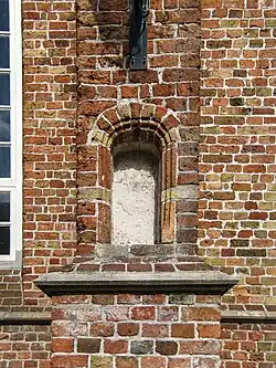 Nis in een steunbeer aan de westzijde (2014)