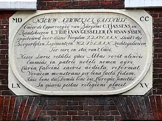 Opschrift boven het gasthuis (1775) met lofprijzing van abt Emmen (Emmius)