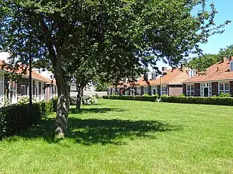 De stenen barakken - inmiddels gerenoveerd tot woningen - van het voormalige werkeiland Lelystad