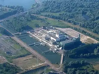 De centrale gezien in 2014, links de Overdiemerweg en linksachter de Fortdiemerdamweg.