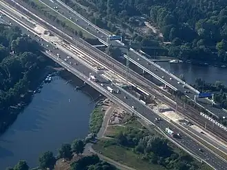 Luchtopname van de Rozenoordbruggen, juli 2014, met duidelijk zichtbaar de bouw van een nieuwe spoorbrug ten behoeve van het OV SAAL-project
