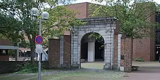 Resterende poort te midden van RWTH-gebouwen