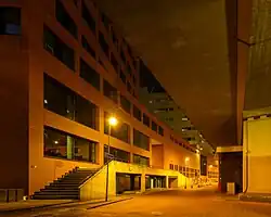 De zuidoostzijde van het Cascadecomplex in 2014 bij avond