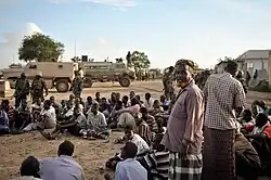 Mannen verzamelen zich in het centrum na de bevrijding op Al-Shabaab, 31 aug. 2014