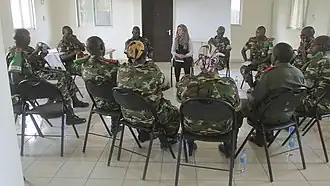 De verantwoordelijke voor vrouwen- en kinderbescherming van AMISOM geeft een workshop over kinderbescherming aan Burundese officieren, 3 november 2014.