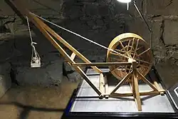 Model van een middeleeuwse hijskraan