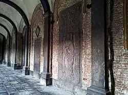 Grafzerken in kloostergang