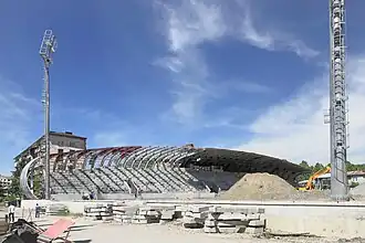 Het Dinamostadion in Soechoemi in aanbouw in 2014.