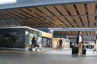 Reizigersbrug met winkels in 2014