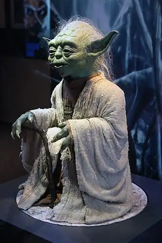Replica van een Yoda-figuur in een tentoonstelling