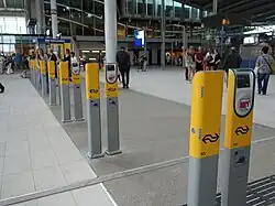 Incheckpaaltjes in de nieuwe hal. De paaltjes zijn later vervangen door poorten; 11 augustus 2015.