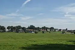 Uiterst rechts de Gereformeerde kerk