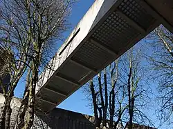 Loopbrug bij oostelijke toegang Herdenkingsplein